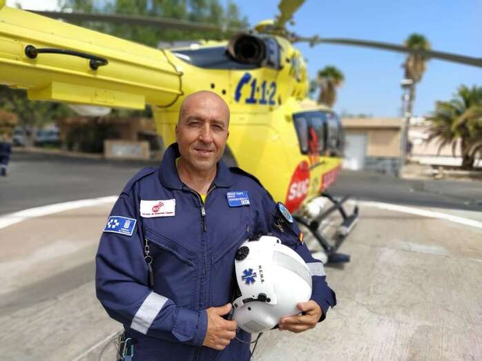 Enfermero del SUC delante de uno de los helicópteros/TA.